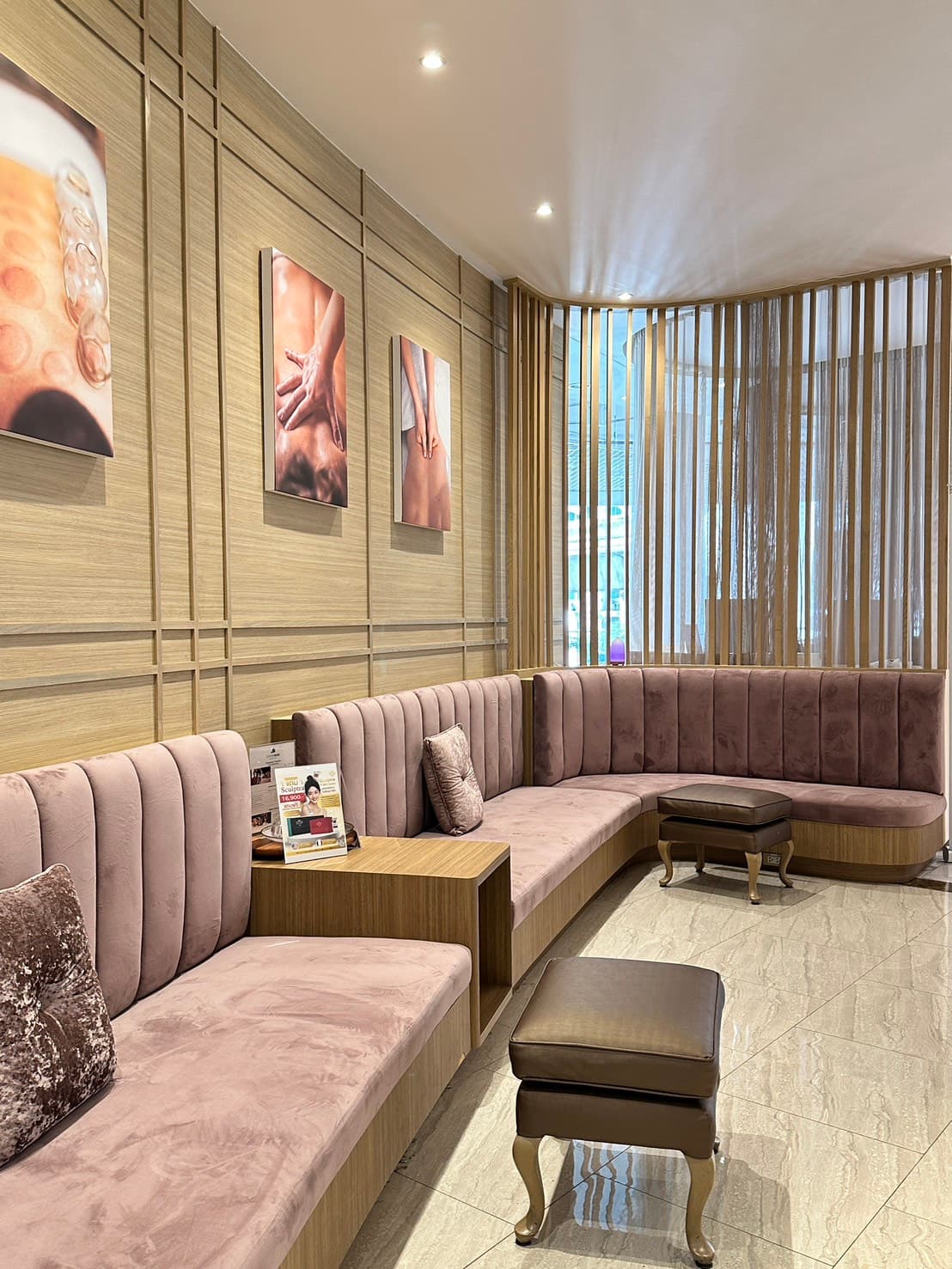 Dr. J Clinic – บรรยากาศภายในคลินิกที่อบอุ่นและเป็นกันเอง พร้อมทีมแพทย์ผู้เชี่ยวชาญที่คอยให้คำปรึกษาและดูแลอย่างใกล้ชิด