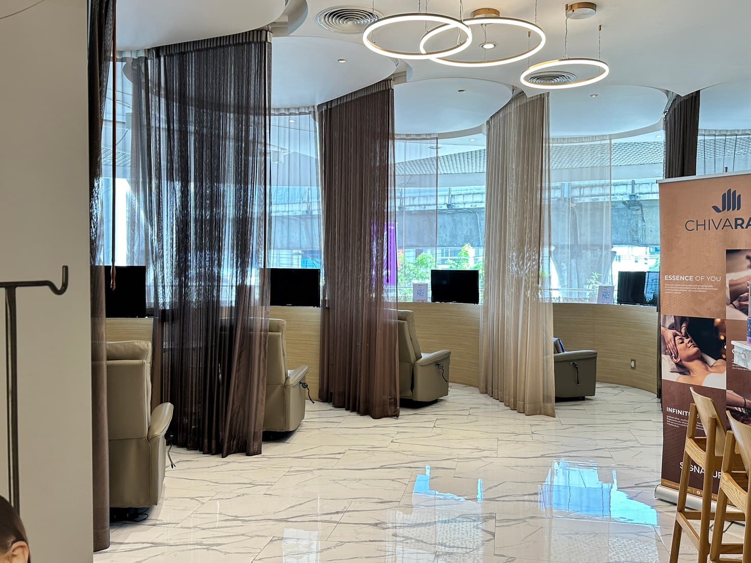 Dr. J Clinic – มีบริการนวดสปาและการดูแลผิวพรรณที่หลากหลาย เช่น Sculptra, Radiesse, Juvelook, Harmonyca, Profhilo และ Definisse